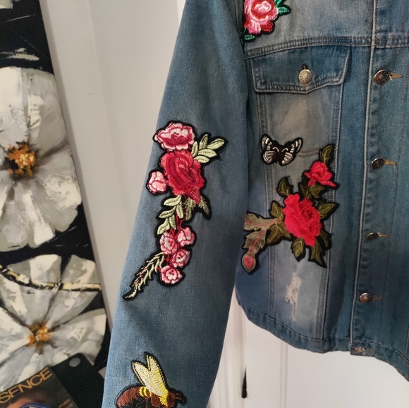 BooHoo Man FULLY BORG LINED DENIM JACKET WITH BADGES - Picture 4 of 9